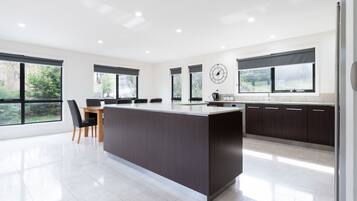 Køleskab, mikrobølgeovn, ovn, kogeplade