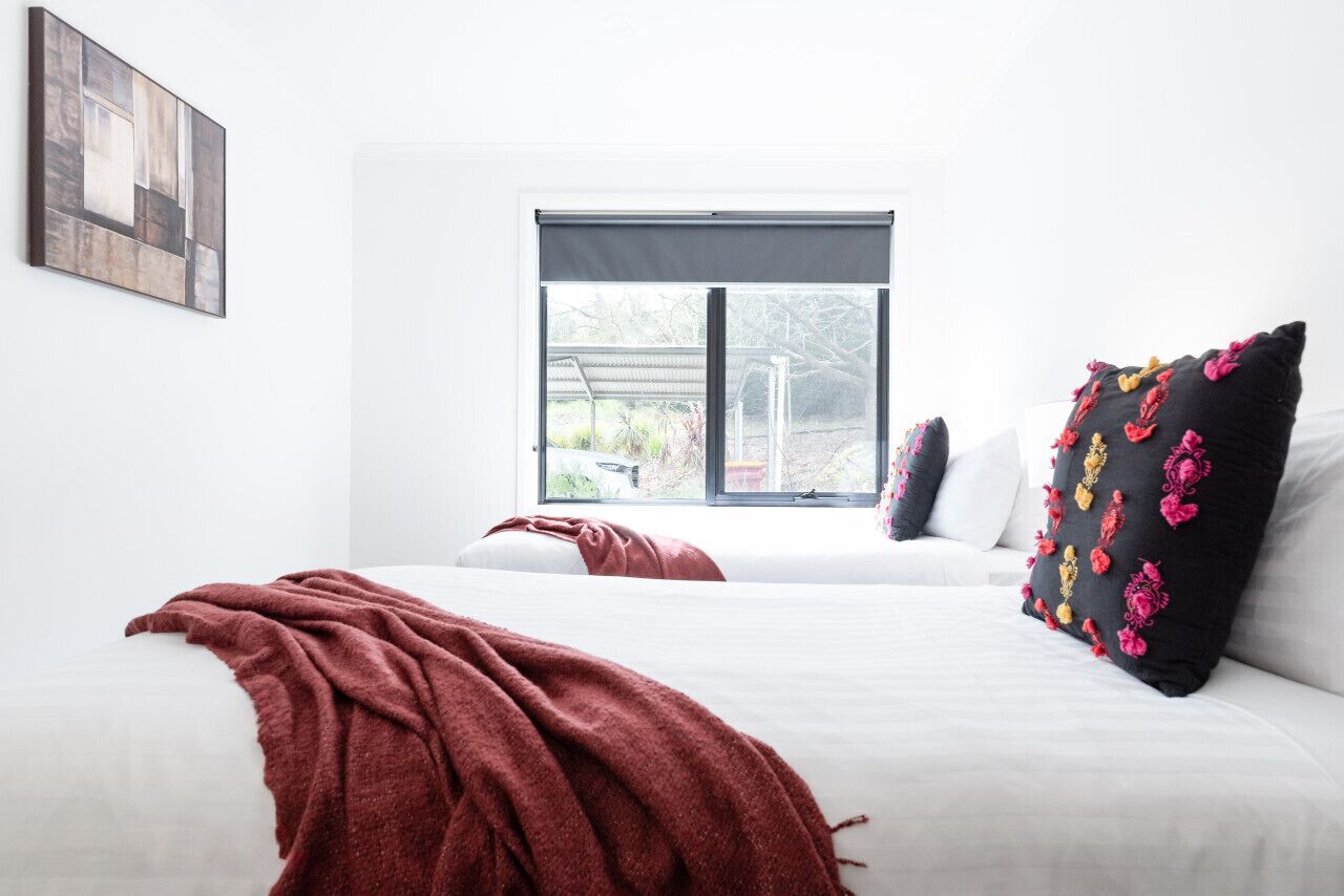 6 bedrooms, desk, iron/ironing board, travel crib