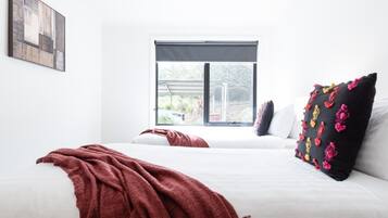 6 bedrooms, desk, iron/ironing board, travel crib