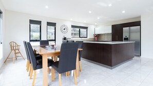 Dining - Perfect for groups and large families - Sleeps 12 (Newstead)