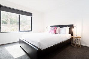 6 bedrooms, desk, iron/ironing board, travel cot