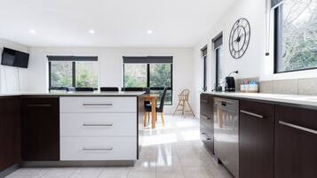 Køleskab, mikrobølgeovn, ovn, kogeplade