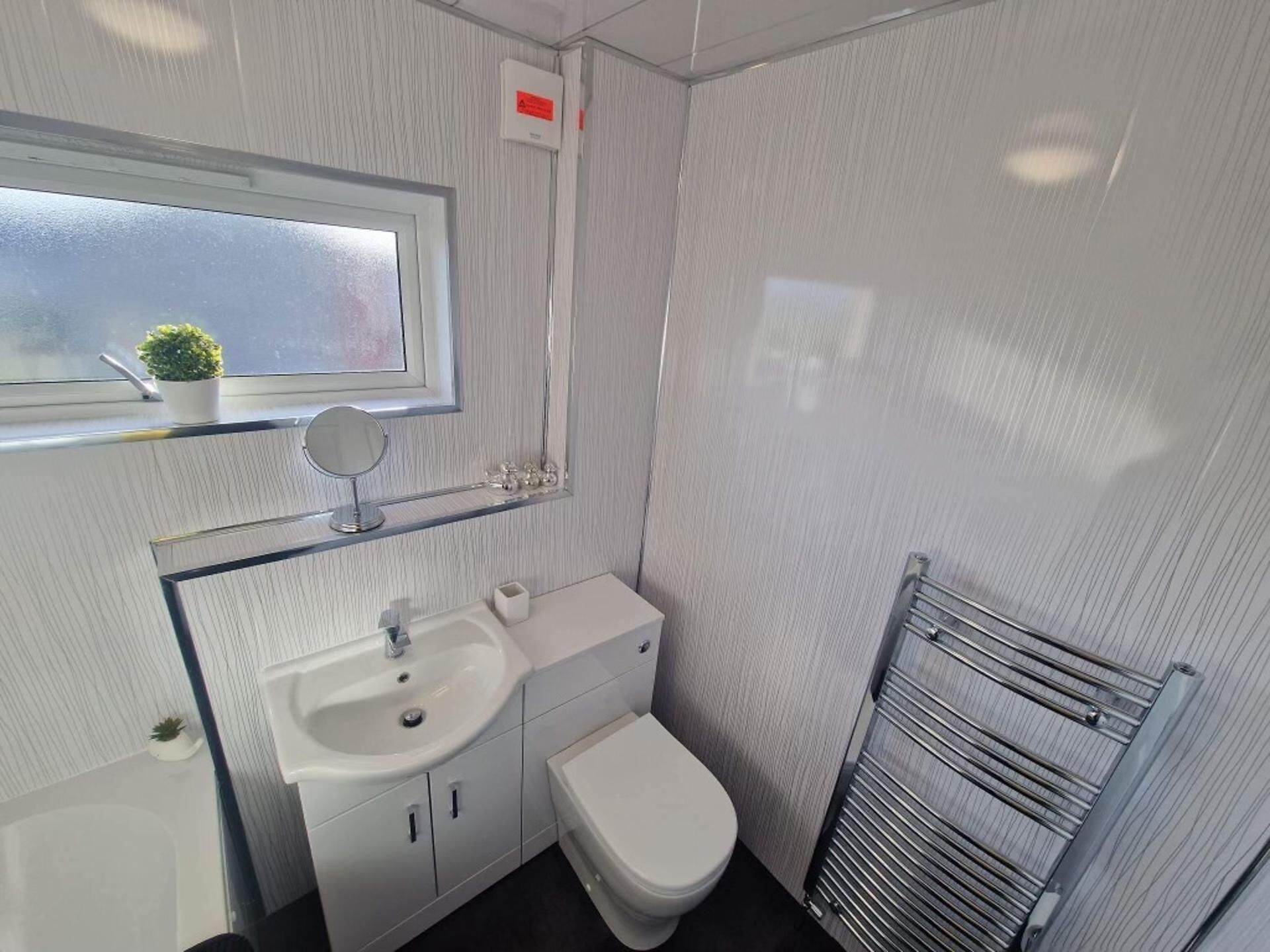 House | Bathroom | Combined shower/bathtub, deep-soaking bathtub, hair dryer, towels