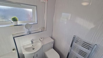 House | Bathroom | Combined shower/bathtub, deep-soaking bathtub, hair dryer, towels