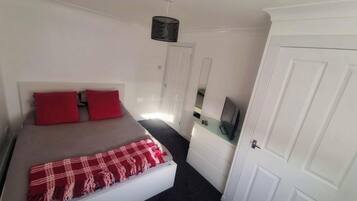 House | 2 bedrooms, iron/ironing board, free WiFi, bed sheets
