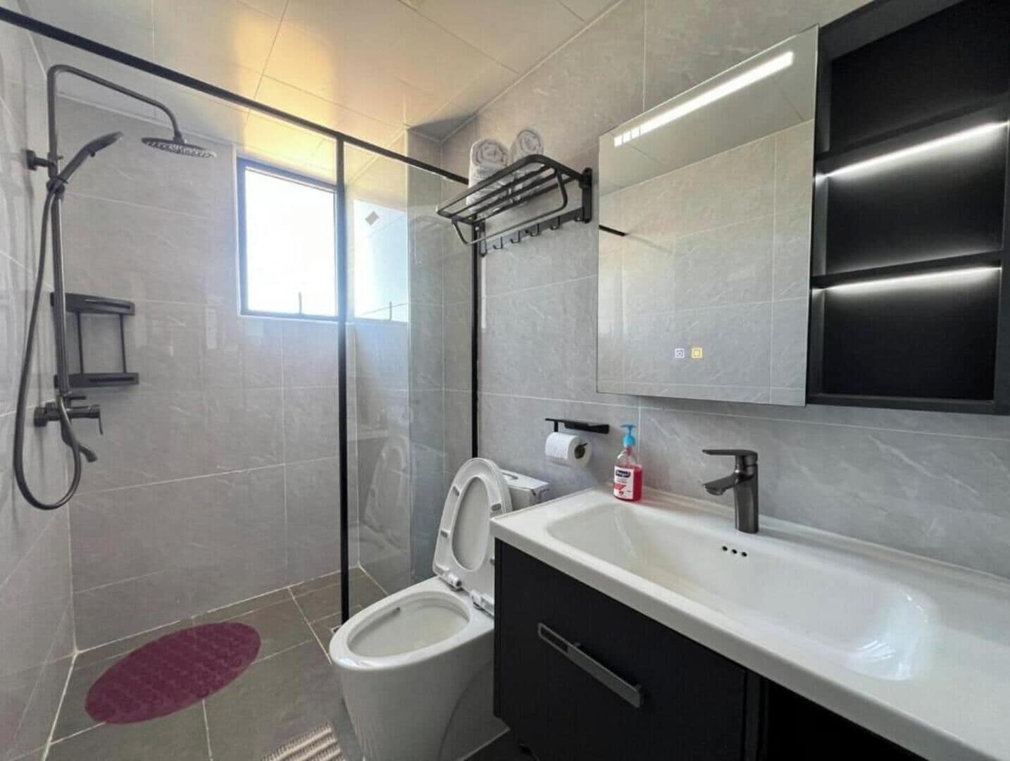 Deluxe Apartment | Bathroom | Free toiletries, towels, soap, toilet paper
