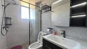 Deluxe Apartment | Bathroom | Free toiletries, towels, soap, toilet paper
