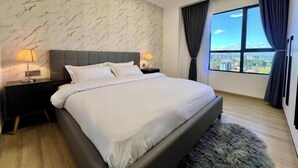 Une chambre moderne avec un mur décoré d’un motif marbré, un grand lit avec une literie blanche, deux lampes de chevet, un tapis moelleux et une vue sur la ville par une grande fenêtre.