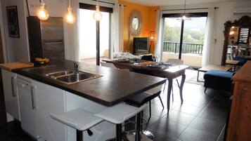 Kühlschrank, Mikrowelle, Ofen, Herdplatte