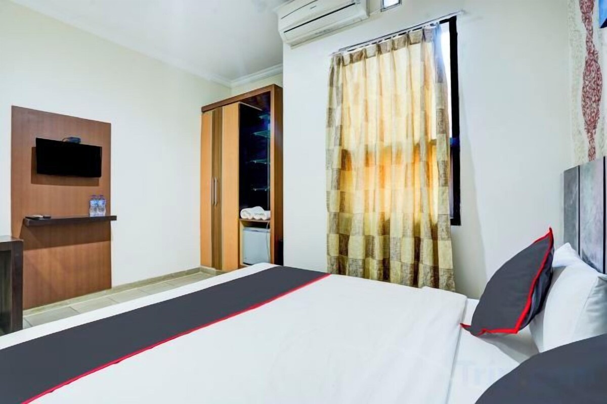 Iron/ironing board (on request), bed sheets