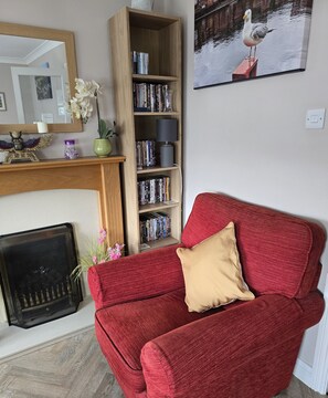 Living area - Endeavour Cottage - A Wonderful Whitby Holiday (Whitby)