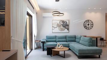 Comfort Apartment, 2 Bedrooms, City View | Living area