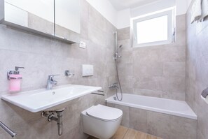 Shower, hair dryer, towels - Deluxe Apartment Kovac 2 (Baška)