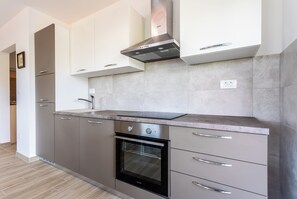 Refrigerador, horno, placa de cocina, lavavajillas