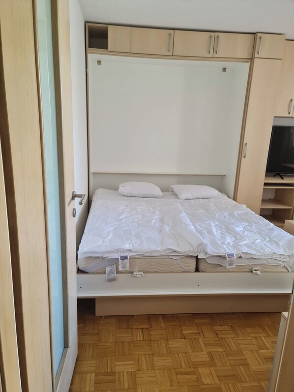 Classic Studio, Balcony, Garden View | Living room | Flat-screen TV - Studio Beni (Ljubljana)