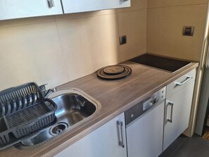 Classic-studio, parveke, näköala puutarhaan | Yksityinen keittiö | Vedenkeitin, leivänpaahdin