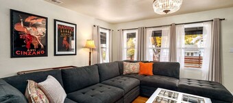 Vintage Vine House Retreat~ walk to Main St!