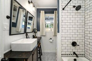 Shower, hair dryer - Vintage Vine House Retreat~ walk to Main St! (Murphys)