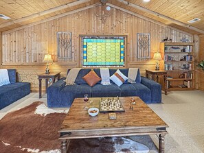 Smart-TV, Kamin, Tischfußball, Tischtennisplatte