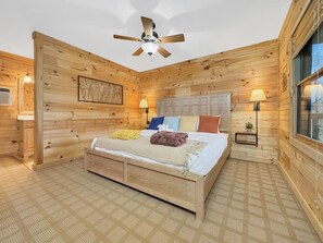 8 Schlafzimmer, Schreibtisch, Bügeleisen/Bügelbrett, Reisekinderbett