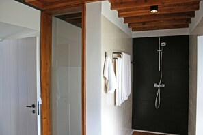 Haartrockner, Handtücher, Toilettenpapier