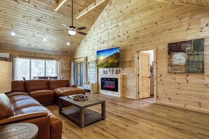 Smart TV, fireplace - Owners Cabin- WIFI, Pickleball Court, Creek, WIFI, Mtn Views, Starting at $79 (Cosby)
