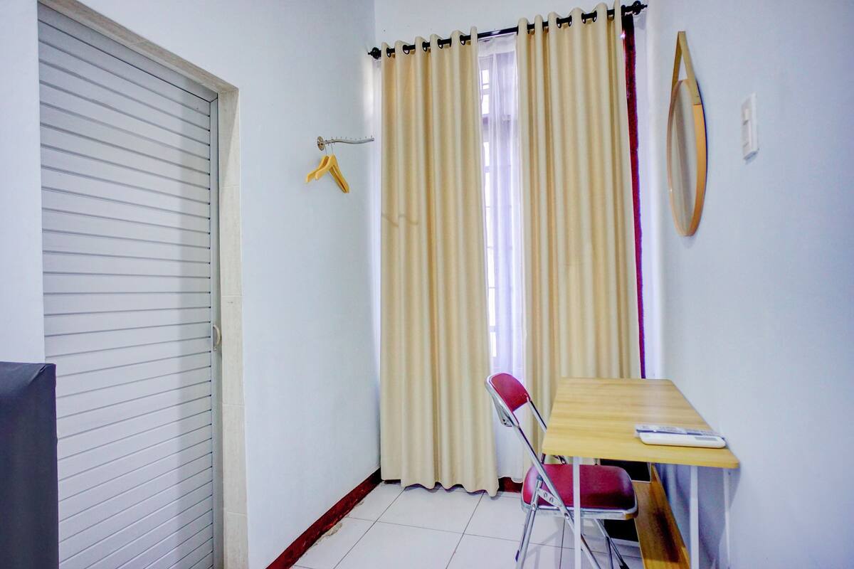 Deluxe Double Room | Desk, bed sheets