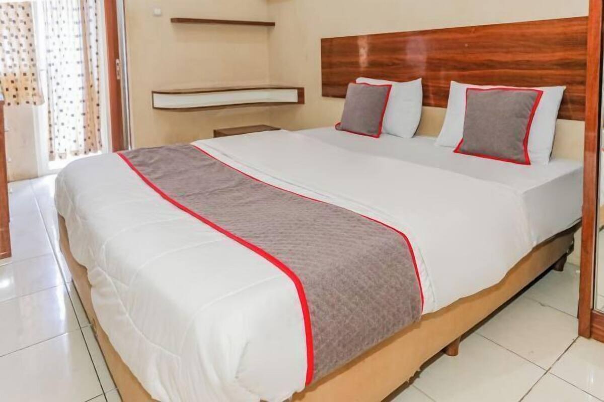 Desk, bed sheets