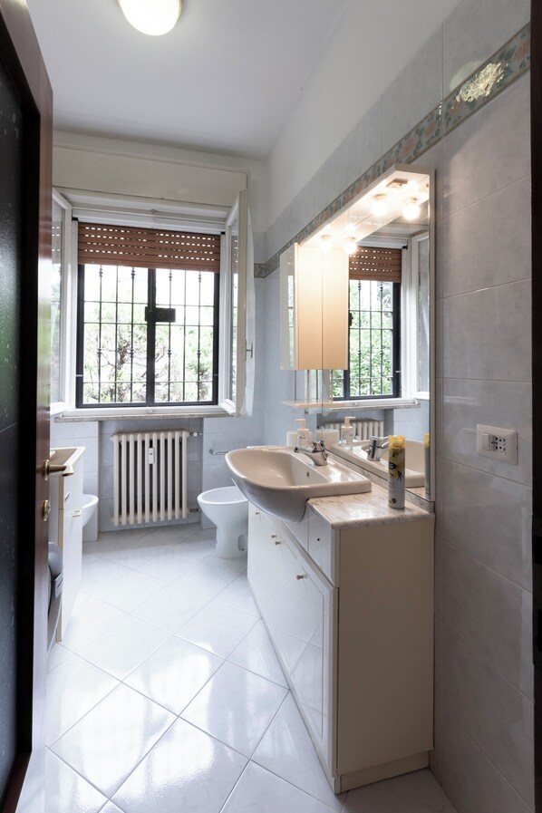 Douche, serviettes fournies, savon, shampooing