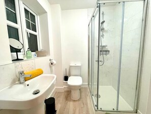 Een haardroger, handdoeken