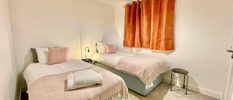 3 makuuhuonetta, silitysrauta/-lauta, ilmainen Wi-Fi