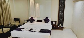 Deluxe Double Room | Bed sheets - Sai Kan Hotel (Shirdi)