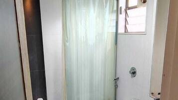 Ducha, artículos de tocador gratuitos, toallas, jabón