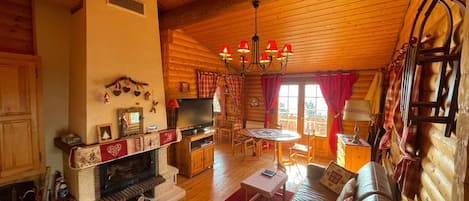 Een televisie en een open haard