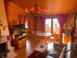 TV, fireplace - Cozy chalet with fireplace and garage in Les Angles (Les Angles)