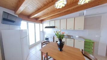 2 bedroom apartment with sea view and kitchen N6 | Living area | Flat-screen TV