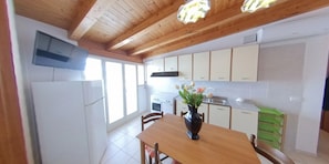 2 bedroom apartment with sea view and kitchen N6 | Opholdsområde | Fladskærms-tv