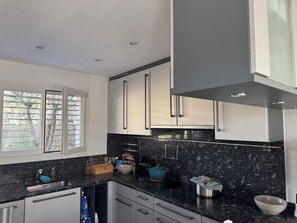 Full-size fridge, microwave, oven, stovetop