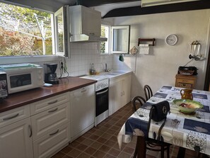 Een koelkast, een microgolfoven, een oven, een vaatwasser