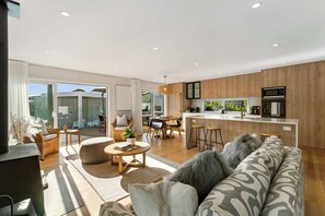 TV, fireplace, offices - Coastal Retreat - Poolside Mt Maunganui (Mount Maunganui)