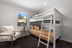 3 habitaciones, tabla de planchar con plancha, wifi y ropa de cama 