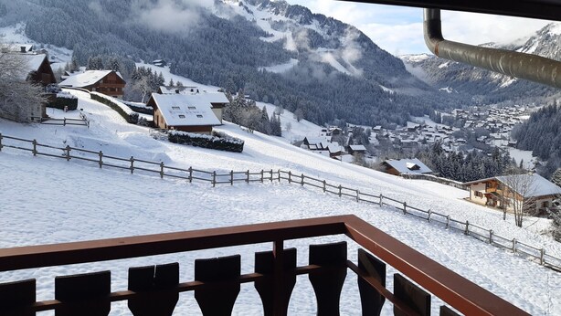 A snowy mountain village with wooden houses and a wooden fence. - Mezzanine Studio 4 Pers, Parking, Near Châtel Center (Châtel)