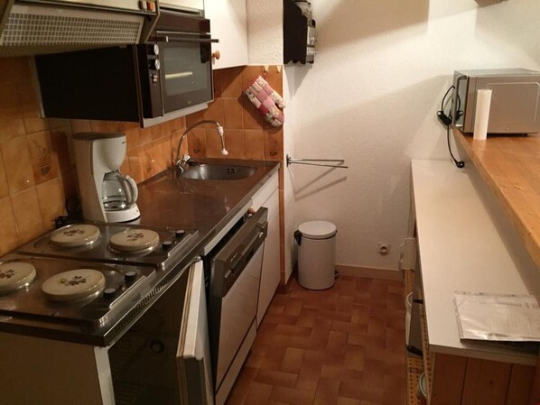 Fridge, microwave, dishwasher, coffee/tea maker