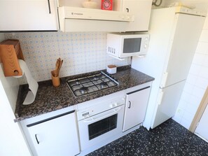 Fridge, microwave, oven, coffee/tea maker