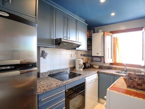 Fridge, microwave, oven, dishwasher - Apartment in S'Agaró for 5 persons with terrace (S'Agaró)