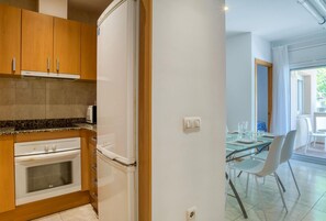 Fridge, microwave, oven, coffee/tea maker