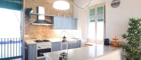 Refrigerador, microondas, horno, cafetera/tetera