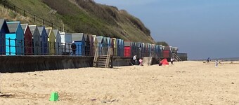 2 bedroom chalet 5 minutes walk to shops, pubs and a large dog-friendly beach,