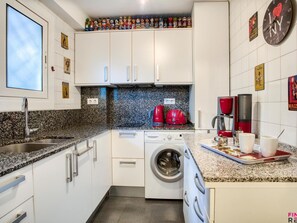 Kühlschrank, Mikrowelle, Wasserkocher mit Kaffee-/Teezubehör, Toaster