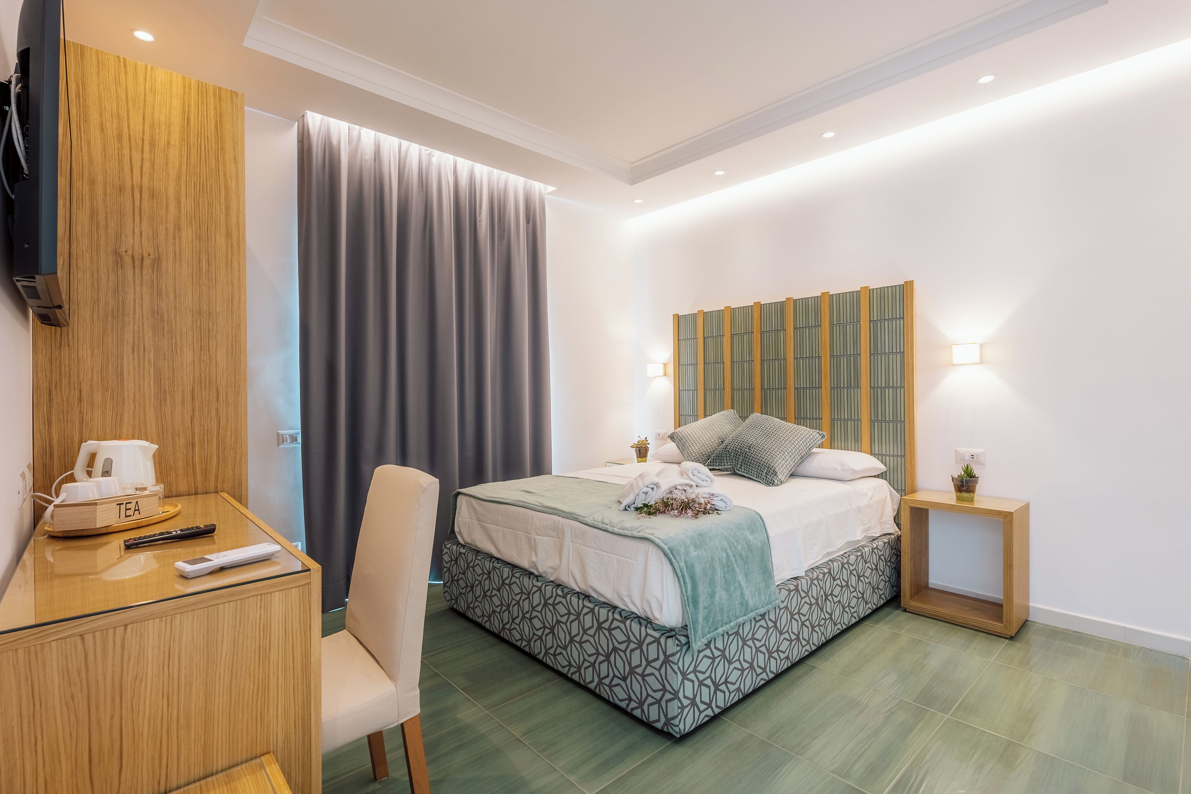 Minibar, caja de seguridad en la habitación y escritorio 